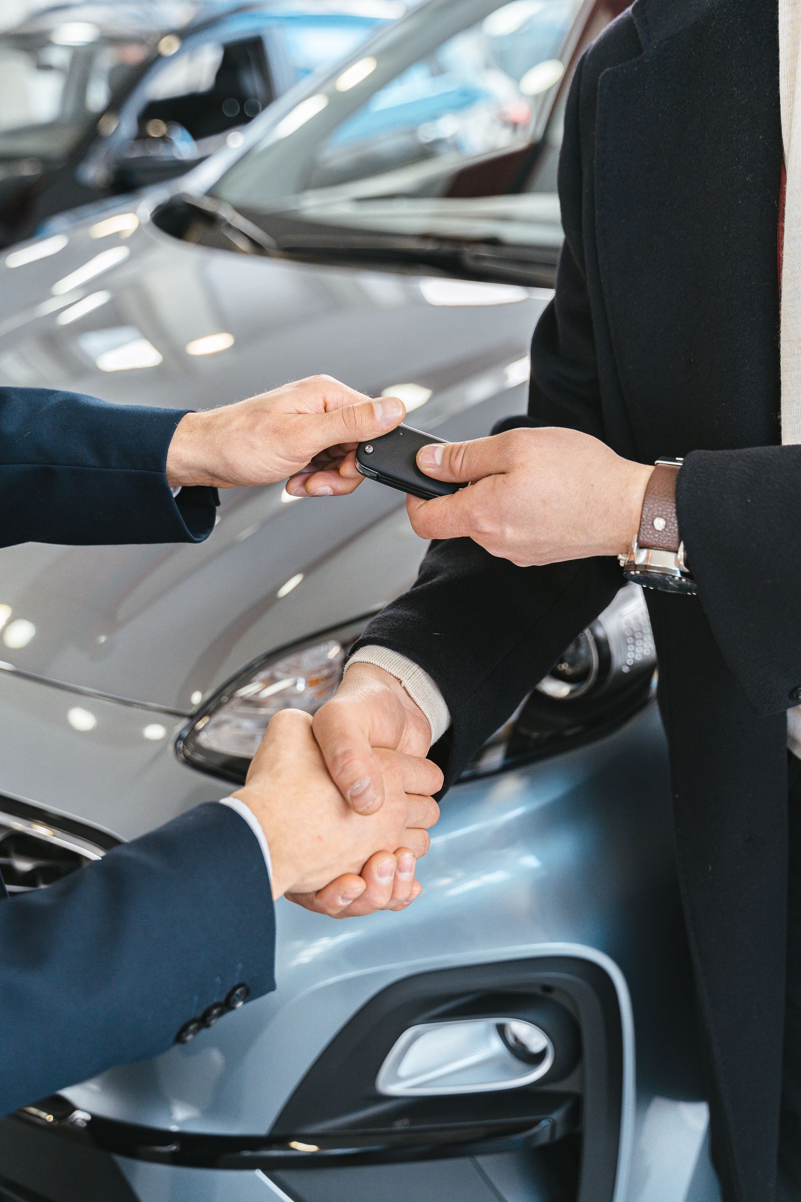 Remise de clés entre un professionnel et un client