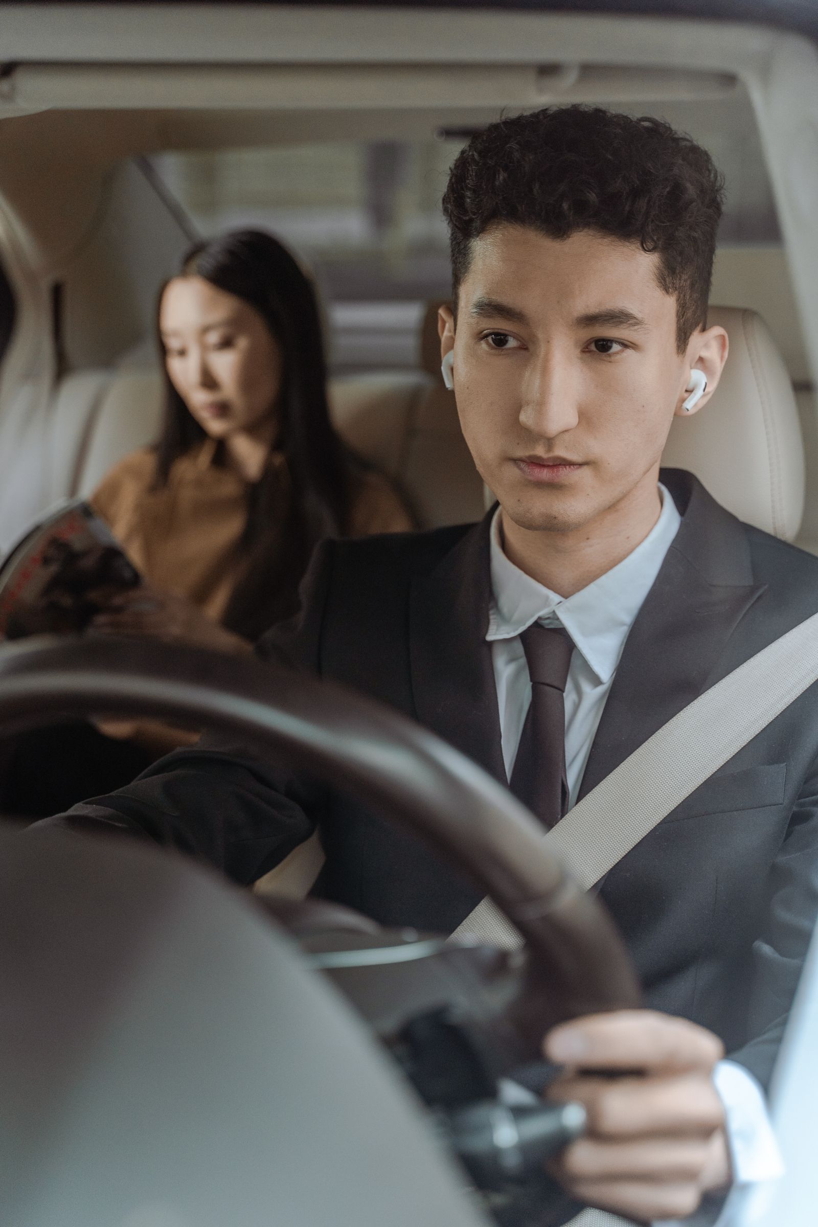 Voiturier au volant du véhicule personnel d'un client en ville