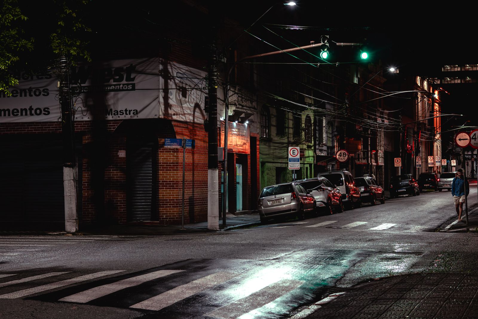 Voiturier raccompagnant un client dans son véhicule la nuit